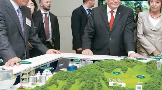 [사진] LG디스플레이 파주공장 방문한 가우크 독일 대통령