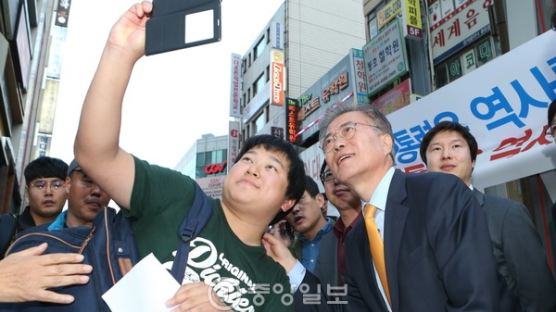 [정치] 문재인, 역사교과서 국정화 반대 인증샷 릴레이 제안