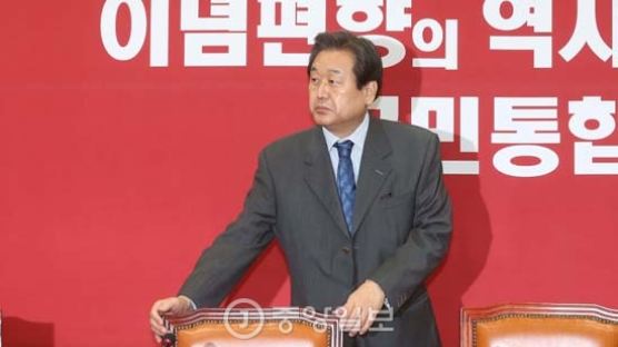 [육사] 김무성 새누리당 대표, 거수경례로 김충배 육사 총동회장 맞아