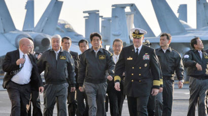 [사진] 아베, 일본 총리로 미군 항공모함 첫 탑승