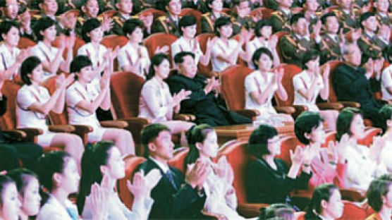 [사진] 김정은, 모란봉악단원들과 공연 관람
