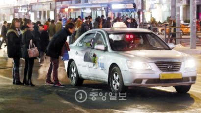 [사회] 불금 '강남역 택시' 줄 서서 탄다…해피존 이번주부터 운영 시작, '3000원 인센티브' 지급도 예정대로