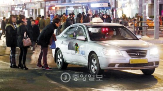 [사회] 불금 '강남역 택시' 줄 서서 탄다…해피존 이번주부터 운영 시작, '3000원 인센티브' 지급도 예정대로
