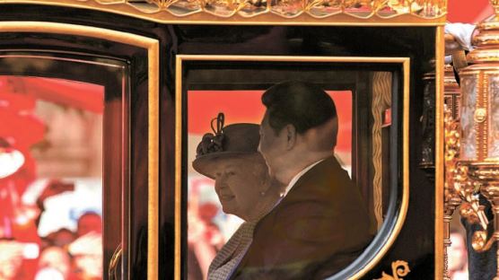 영국 간 시진핑, 여왕과 황금마차 타고 버킹엄 동행