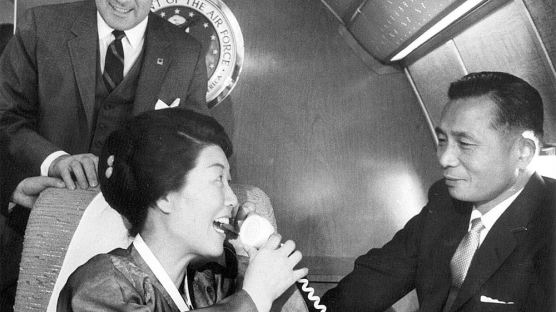 [사진] 50년 전 방미 때 딸 박근혜와 위성전화 하는 육영수 여사