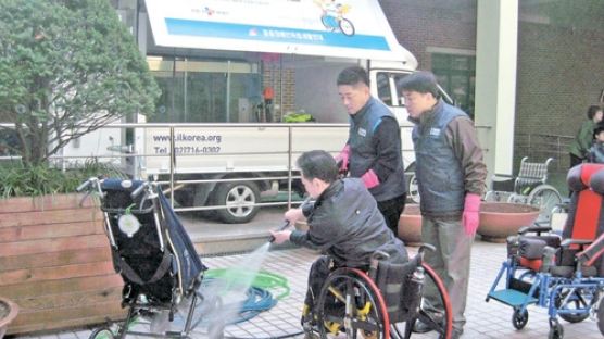 [시선 집중] 장애인 휠체어 정비·숲 조성 등 전방위 사회공헌