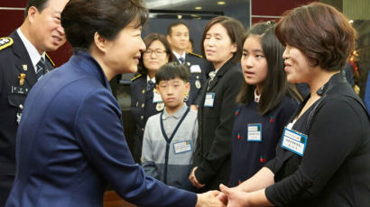 [사진] 박 대통령, 순직 경찰관 유가족 격려 