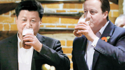 [사진] 시진핑·캐머런, 펍에서 맥주 회동　