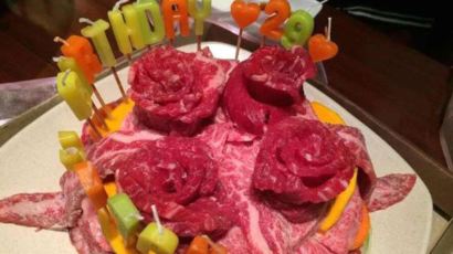 [국제] "생고기를 둘둘 말고 촛불을 꽂아"…일본에서 유행하는 '고기 케이크'