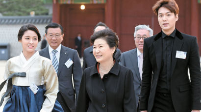 [사진] 박 대통령, 설현·이민호와 함께