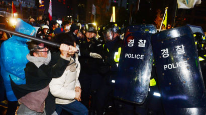 [사진] 격렬하게 충돌하는 경찰과 시위대