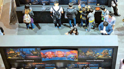 [사진] 모바일 게임 즐기는 ‘지스타’ 관람객들