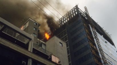 역삼동 빌딩서 화재, 신축 공사 중인 15층 빌딩에서 큰 불 