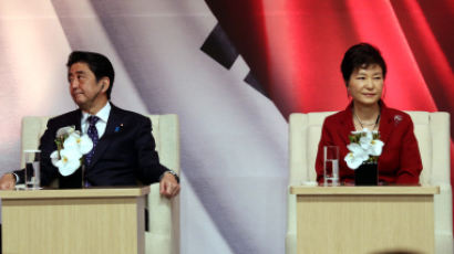 [국제] 아베, 박 대통령에 위안부 소녀상 철거 직접 요구 