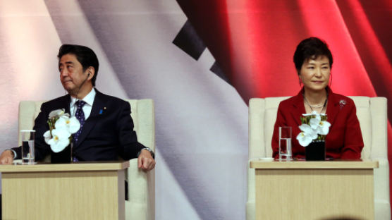 [국제] 아베, 박 대통령에 위안부 소녀상 철거 직접 요구 