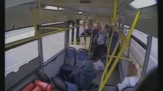 [영상] '꾸벅' 버스 기사 졸음운전에 승객들 봉변