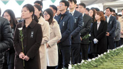 “5·18 민주화운동 명예 찾아줘” 호남 2000명 조문