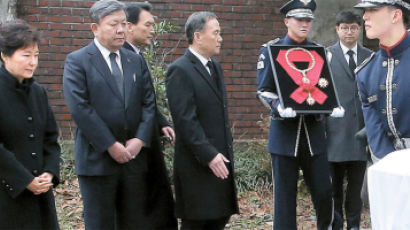 박 대통령, 빈소 다시 찾아 YS 배웅 … 영결식은 불참
