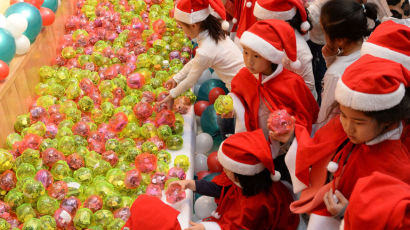 [사진] 어린이 산타들이 모은 저금통