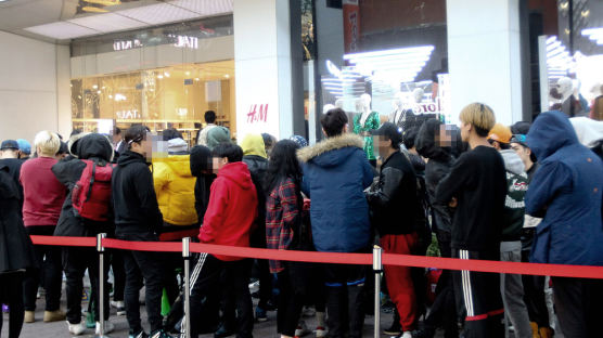 H&M-발망 협업 패션 시세 결국 구매가 이하로…'허울뿐인 컬래버레이션' 비판도