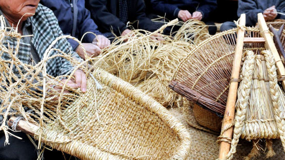 [사진] 지게·삼태기 … 볏짚으로 만든 공예품들