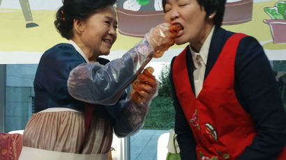 [국제] 일본 총리 부인 "남편이 사흘 뒤 이 김치를 먹었으면 좋겠다"