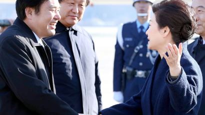 [정치 who&why] 박 대통령, 김무성은 3초 원유철에겐 35초 ‘공항인사’