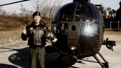 [국방] 시각장애 아버지 모시는 효자, 육군 전투헬기 최고 명사수 됐다