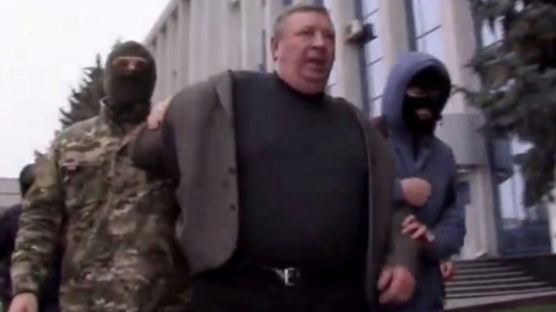 '사기 혐의' 시의원 쓰레기통에 처박은 우크라이나