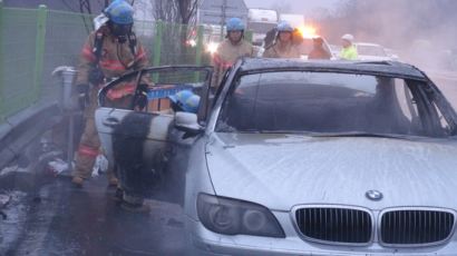 BMW 차량 화재가 또…달리던 승용차에 불