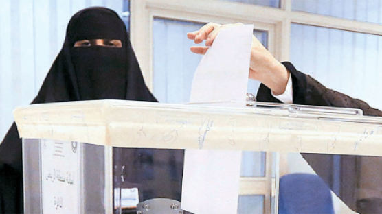 “역사적인 날” 니캅 입고 투표 인증샷 … 여성 의원 당선자도