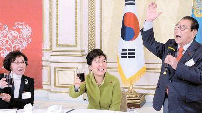[사진] 송해와 함께 활짝 웃는 박 대통령