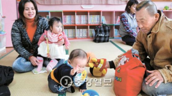 “일본 출산율 2명 돼도 80년 뒤 인구감소 멈춰…한국 하루빨리 서둘러라”