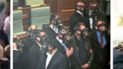 총리가 10대에 얼굴 맞고, 야당이 의회에 최루탄 쏘고 …