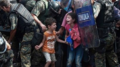 [국제] 군인에 둘러쌓인 채 울부짖는 난민 어린이…유니세프 ‘올해의 사진’ 선정