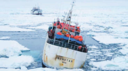 [사진] 아라온호, 남극해 좌초위기 어선 구조 