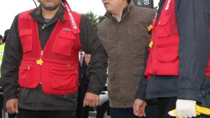 [사회] 부산시청 광고탑 불법 농성자 253일만에 내려와 체포