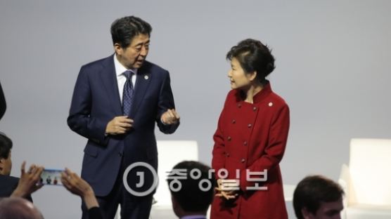 [국제] NHK "아베, 기시다 외상에게 연내 한국 방문 지시…위안부 타결 도모"