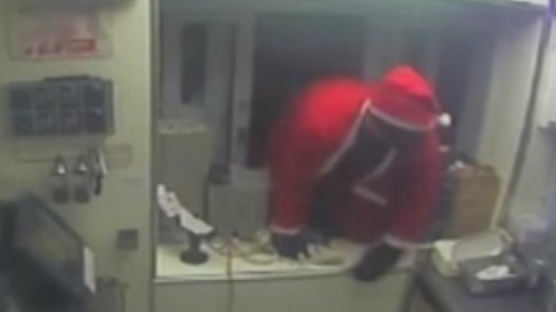 [영상] 산타 옷 입은 강도, KFC 매장 들어가더니…