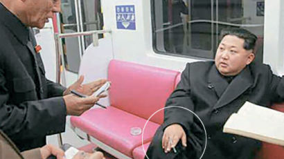 [이영종의 평양 오디세이] 김정은 지하철서 담배 피우는 모습 노동신문 1면에