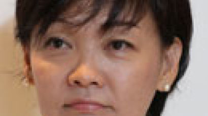 아베 총리 부인 아키에 여사 8월 이어 또 야스쿠니 참배