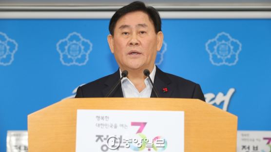 '제대증' 받은 최경환 "돈 풀어 빚만 늘렸다는 평가 가장 속상"