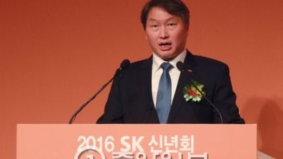 정면돌파 최태원의 여유, 박수치며 임직원 악수도