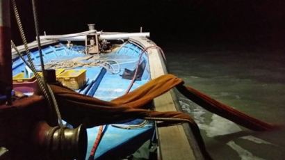 인천 영종도 앞바다에서 빈 어선 발견…선원 3명만 실종 미스터리