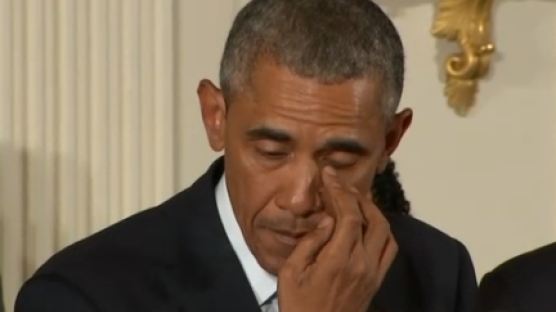 오바마 눈물 "사람들이 죽어간다…총기 로비에 맞서야 해" 눈물