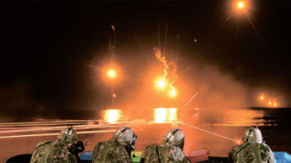 [사진] 새해 첫 육·해·공 야간사격 훈련