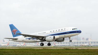 중국 남중국해 인공섬 첫 비행 성공