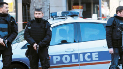 [사진] ‘샤를리 에브도’ 테러 1년, 파리 경찰 공격한 괴한 사살 