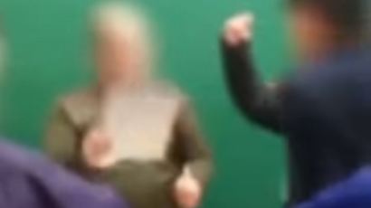'빗자루 폭행 학생 구속' 가해자 SNS에 피해교사 욕설 게시, 경찰 조사 착수