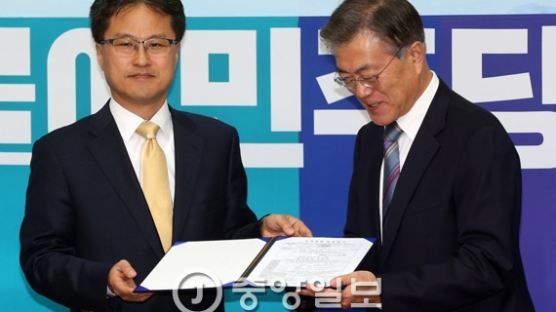 '문재인 8호'는 재정전문가 김정우 교수…"부친 이어 철원의 아들 되겠다"